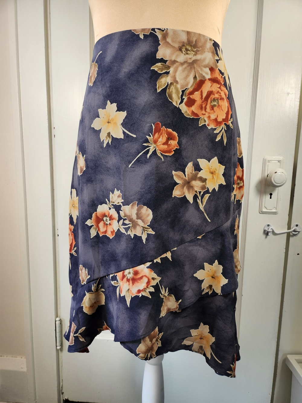 Vtg 90s Gray Floral Ruffle Hem Pencil Skirt